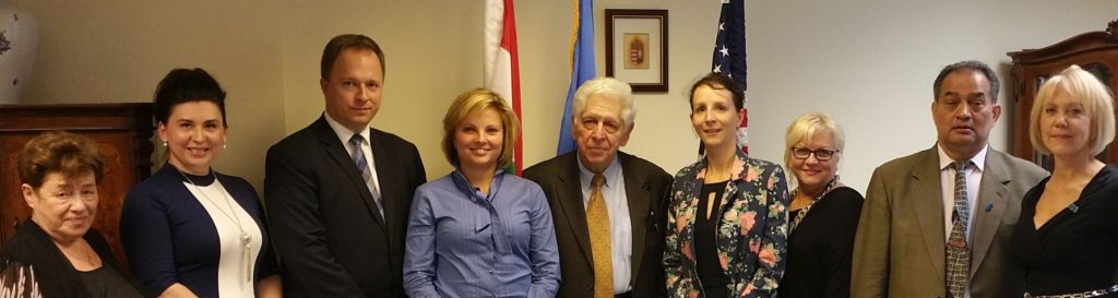 Az aláírás alkalmával jelen voltak Barát Éva közgazdász, az AmHunCham NY gazdasági tanácsadója, Dr. Oláh Emese az AmHunCham NY alelnöke, Dr. Kumin Ferenc New Yorki Főkonzul, Nagykövet, Ducsai-Oláh Zsanett az MNKH vezérigazgatója, Barát Tamás az AmHunCham NY elnöke, Czakó Judit a Főkonzulátus gazdasági attaschéja, Dóczi Veronika, Balogh Sándor és Dr. Márai Mária az AmHunCham NY munkabizottsági tagjai.