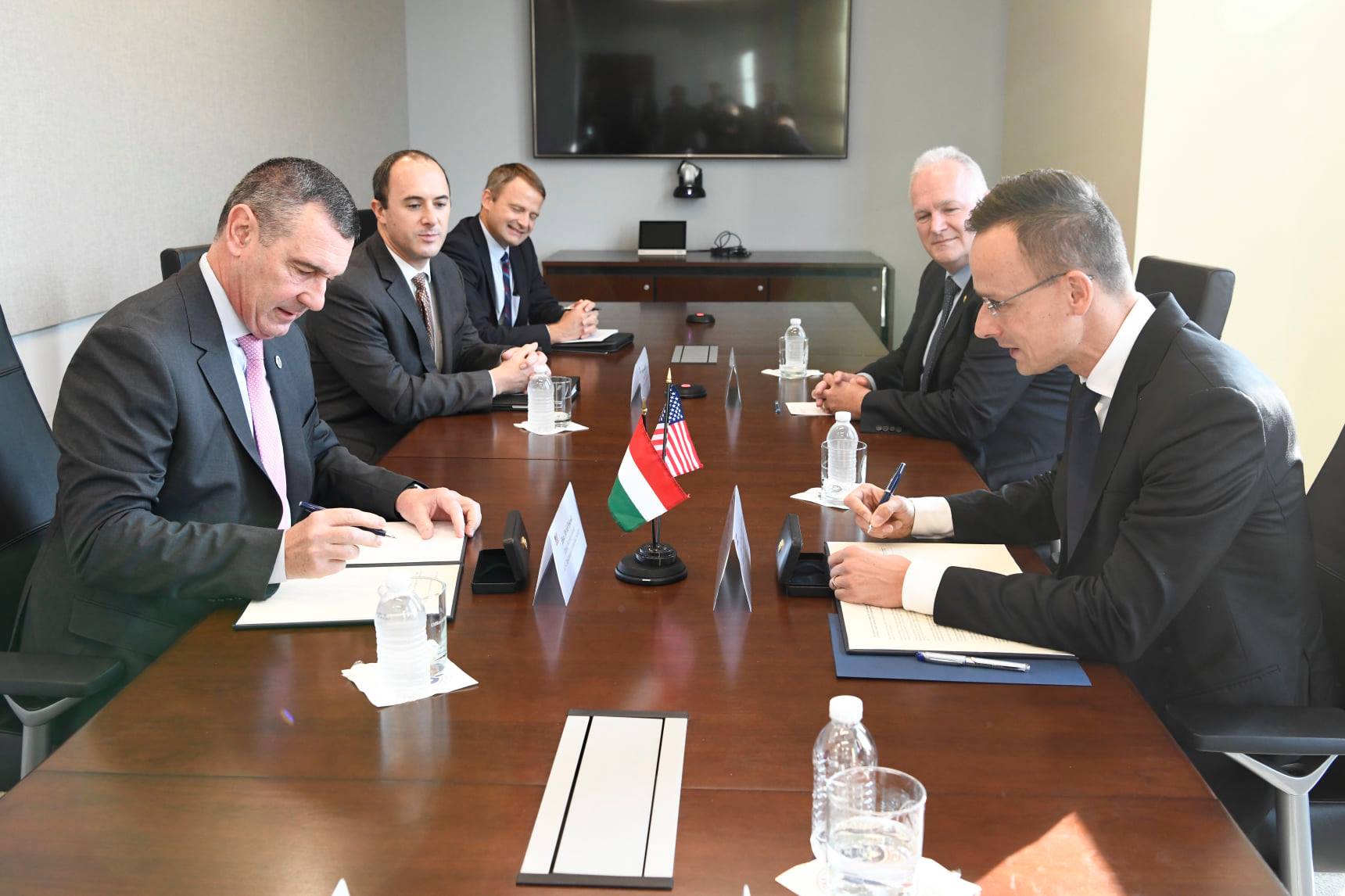 TOVÁBBRA IS VÍZUM NÉLKÜL AZ EGYESÜLT ÁLLAMOKBA