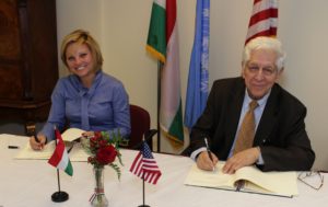 Az amerikai magyar gazdasági kapcsolatok fejlesztése, a magyar cégek amerikai piaci jelenléte növelése érdekében a mai napon New Yorkban a Főkonzulátuson együttműködési megállapodást írt alá a Magyar Nemzeti Kereskedőház (MNKH) Zrt és az American Hungarian Chamber of Commerce of New York (AmHunCham NY). Oláh Zsanett az MNHK vezérigazgatója, Barát Tamás az AmHunCham NY elnöke