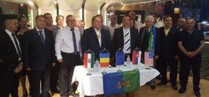 A szentendrei Nemzetközi Roma Találkozó résztvevői és vendégei a szándéknyilatkozat aláírását követően.