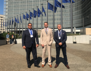 A képen balról jobbra: Zsabka Zsolt, a Budapesti Kereskedelmi és Iparkamara (BKIK) Ipari Tagozatának alelnöke, az AmHunCham NY tanácsadója, Szép Zoltán, a KAVOSZ Zrt. fejlesztési igazgatója és Krisán László, a Budapesti Kereskedelmi és Iparkamara elnöke, illetve a Magyar Kereskedelmi és Iparkamara alelnöke és az EU-források Kollégiumának elnöke.